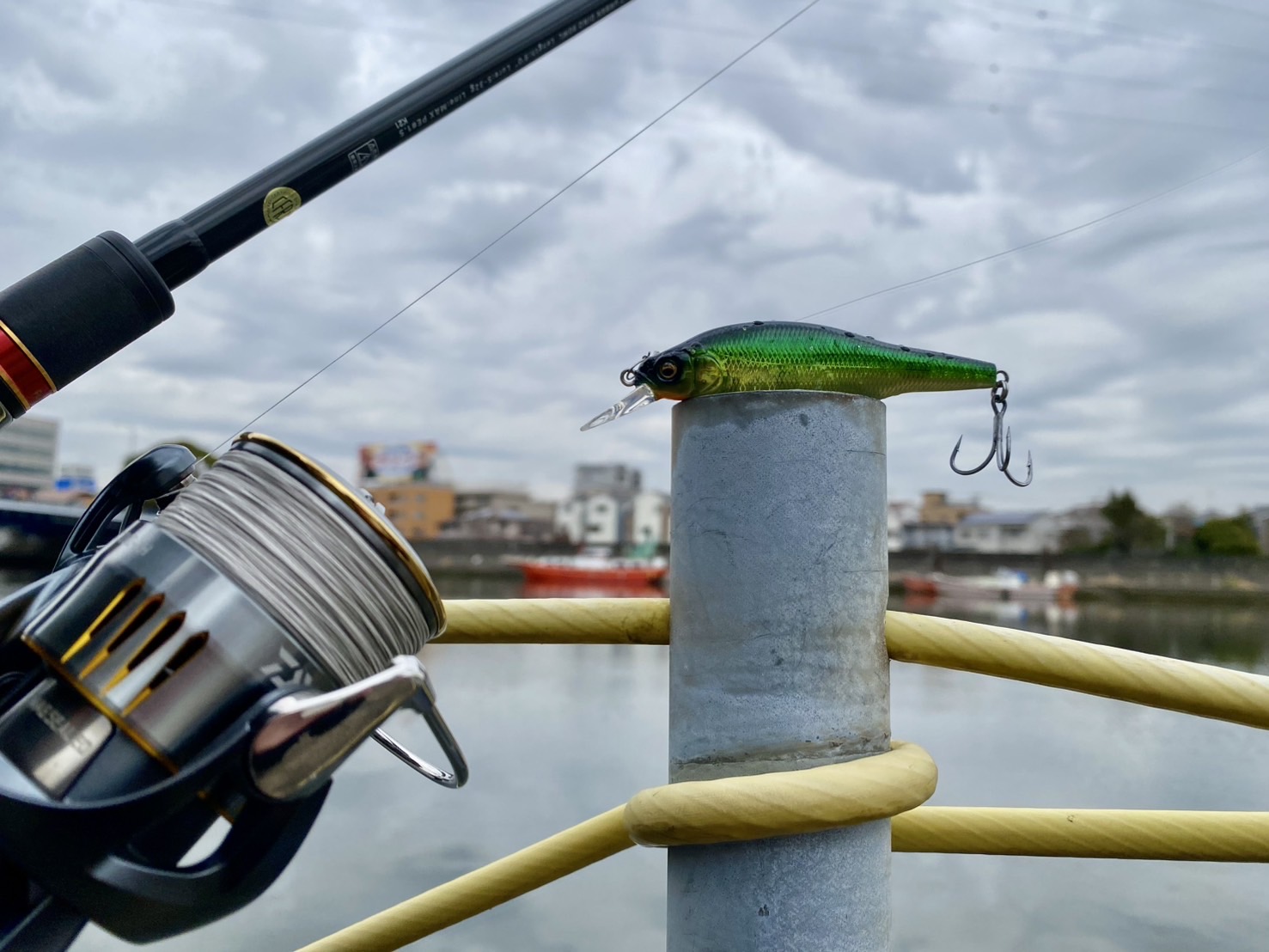 鶴見川とルアー